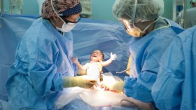 ولادة طفل حي بعد موت أمه قبل شهرين