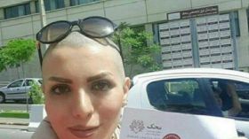 إيرانية تحلق شعرها لتساعد الأطفال المصابين بالسرطان