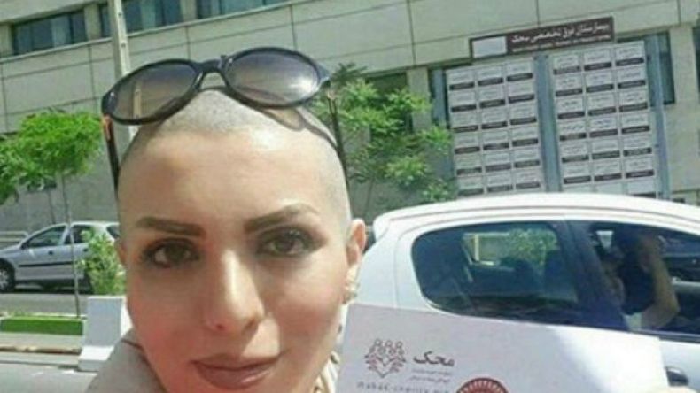 إيرانية تحلق شعرها لتساعد الأطفال المصابين بالسرطان