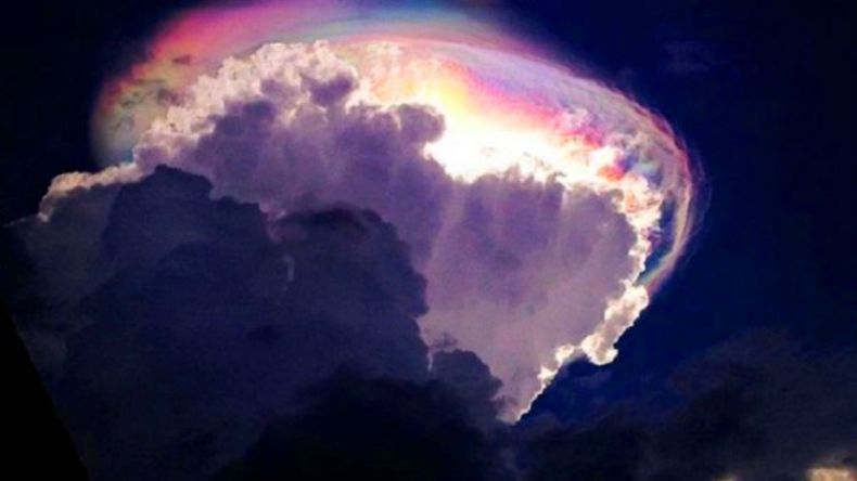 غيوم مضيئة وملونة تظهر في سماء كوستاريكا وتسبب هلعا ورعبا