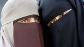 هولندا تحظر النقاب جزئياً وتحدِّد مقدار العقوبة وأماكن المنع