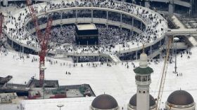 انهيار جزء من جبل بمكة على أحد المباني التي يقطنها حجاج آسياويون