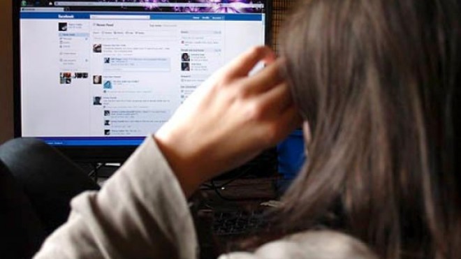 زوجتي تتواصل مع الرجال عبر الفيس بوك.. ماذا أفعل؟!