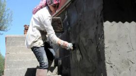 شابة طموحة تكسر احتكار الرجال لمهنة “التلييس”