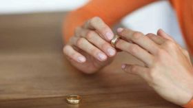 توزيع السكن يدفعها إلى طلب الطلاق من زوجها