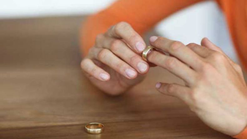 توزيع السكن يدفعها إلى طلب الطلاق من زوجها