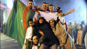 الجزائريون يسخرون من التقرير  الدولي الذي يعتبرهم أسعد الشعوب العربية!