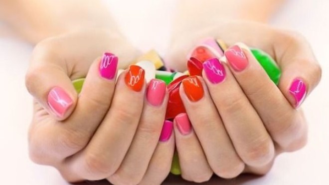 هذا ما يحدث لجسدكِ حينما تضعين طلاء الأظافر؟