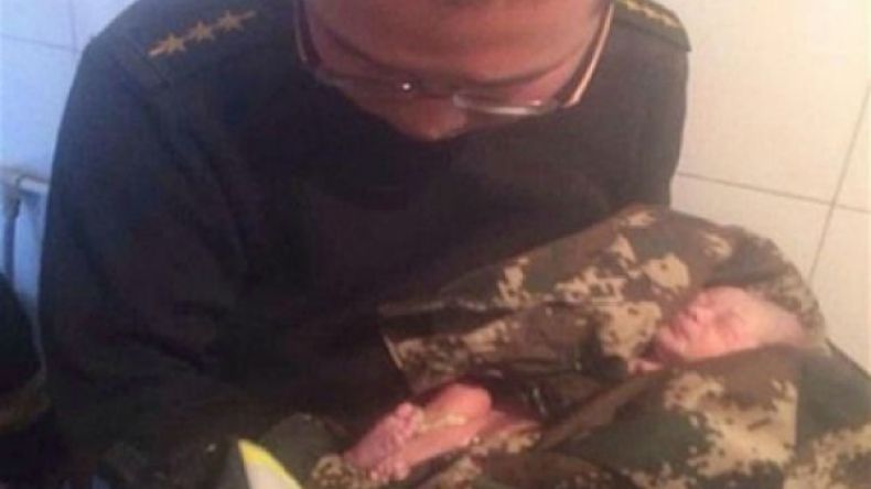 إنقاذ طفل رضيع ألقت به والدته في المجاري