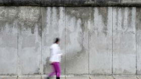 جدار عازل للضجيج في برلين بين الألمانيين واللاجئين