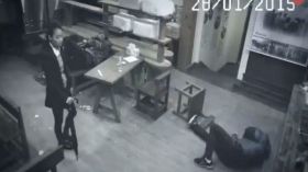 فتاة تلقن 3 شبان درسا قاسيا في ثوانٍ معدودات