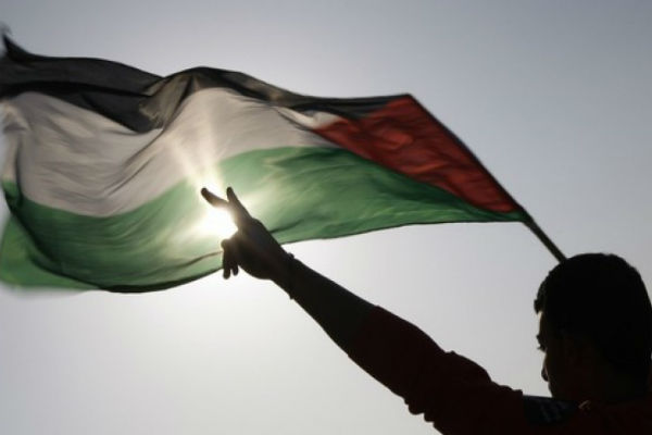 Palestinian players arrive to Algeria amid cheers