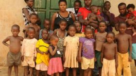 حلمت بإنجاب 6 أطفال لكن القدر أهداها 44.. كيف؟!