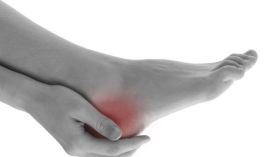 آلام القدمين.. الأسباب والعلاج