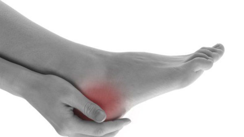 آلام القدمين.. الأسباب والعلاج