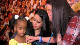 أمريكية تستمع لنبضات قلب رضيعها الذي تبرعت به