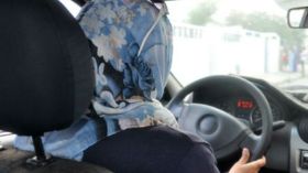 جزائريون يطالبون بفرض وجود محرم مع المرأة أثناء تعلم السياقة