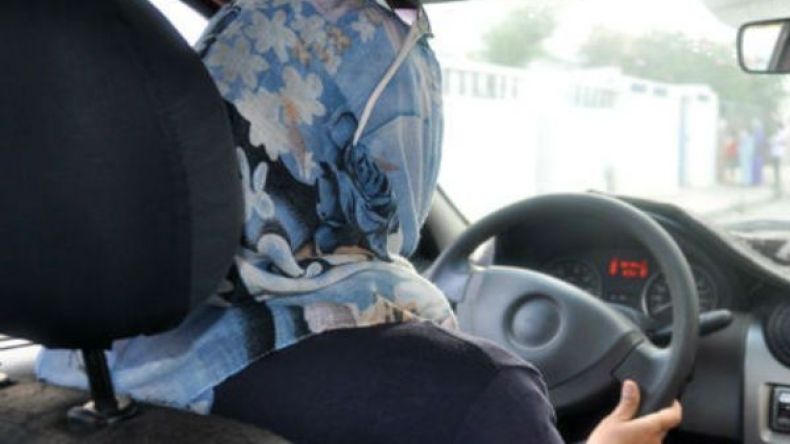 جزائريون يطالبون بفرض وجود محرم مع المرأة أثناء تعلم السياقة