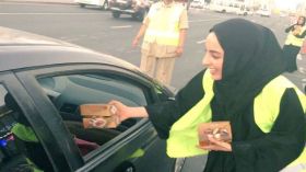 الوزيرة الإماراتية شما المزروعي توزع وجبات الإفطار على المارة