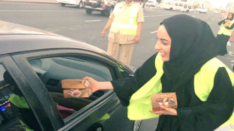 الوزيرة الإماراتية شما المزروعي توزع وجبات الإفطار على المارة