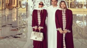 النجمة الأمريكية باريس هيلتون بالحجاب في أشهر مساجد الإمارات