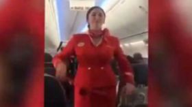 مشجعو كرة قدم يحرجون مضيفة طيران!