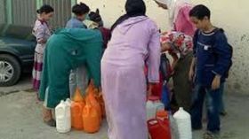 الماء يخرج مواطنين إلى الشارع في معسكر