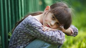 السلوك الانطوائي للطفل.. ما الحل؟!