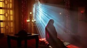 عجوز تصلي ب “طلع البدر علينا” وامرأة تزوجت من خالها!