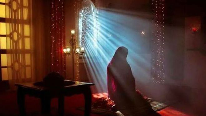 عجوز تصلي ب “طلع البدر علينا” وامرأة تزوجت من خالها!