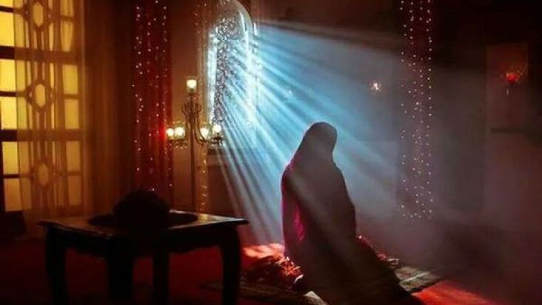 عجوز تصلي ب “طلع البدر علينا” وامرأة تزوجت من خالها!