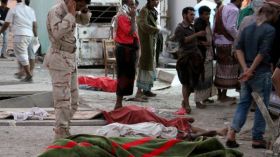 30 قتيلا وعشرات الجرحى جراء هجوم انتحاري على معسكر في عدن