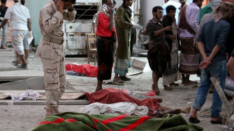 30 قتيلا وعشرات الجرحى جراء هجوم انتحاري على معسكر في عدن