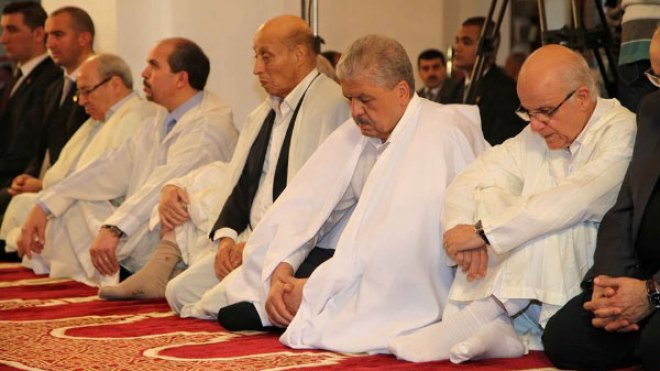 “سلال” يؤدي صلاة عيد الفطر في الجامع الكبير