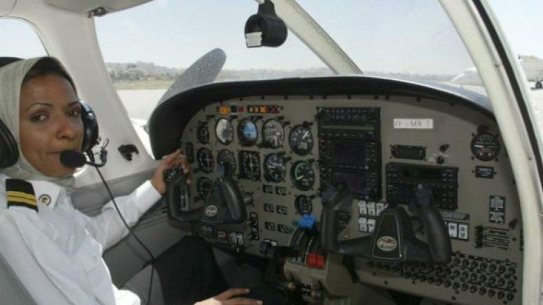 هنادي زكريا.. أول سعودية تكسر القاعدة وتقود الطائرة