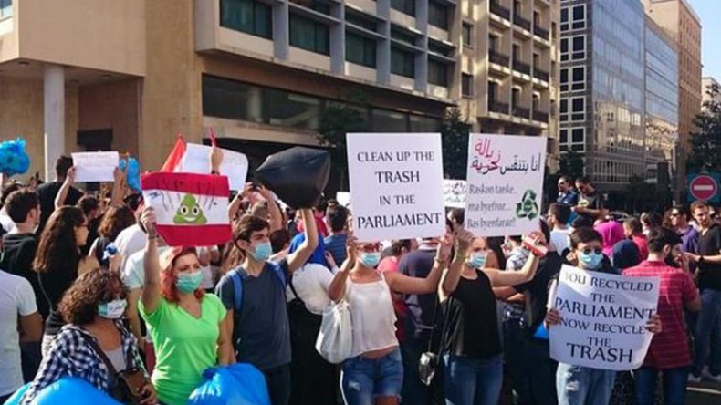 المحتجون على الحكومة اللبنانية يدعون للاحتشاد السبت