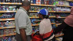 مساومة في محلات بيع الأدوات المدرسية