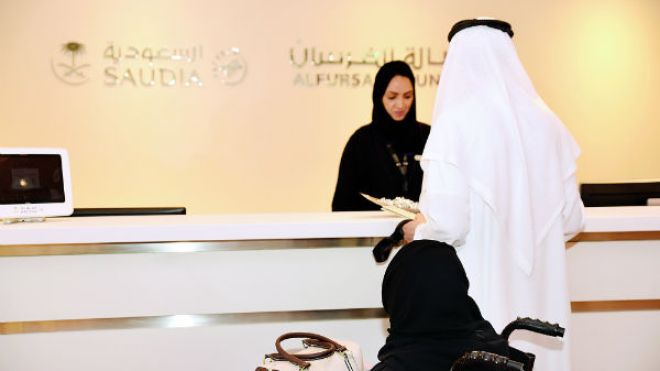 20 سعودية يشرفن على «صالات الفرسان» في 4 مطارات