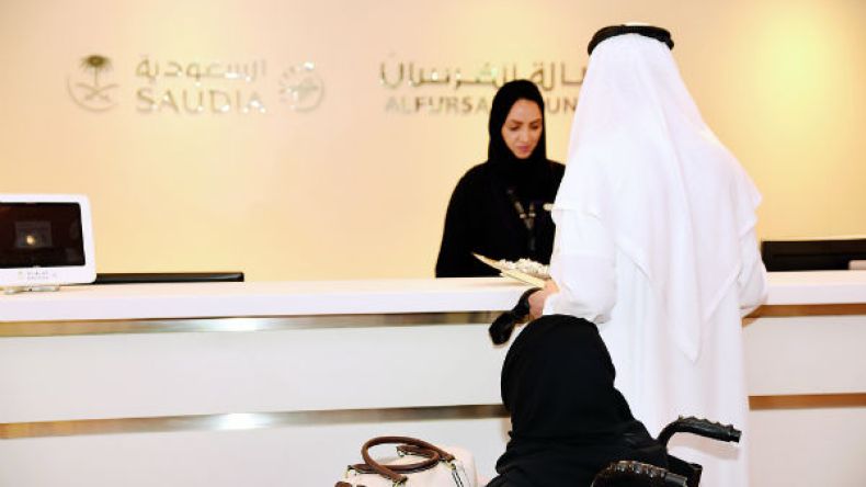 20 سعودية يشرفن على «صالات الفرسان» في 4 مطارات