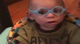 مقطع مؤثر.. طفل يرى والديه لأول مرة بعد علاج البصر!