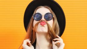 شعر الشارب لدى النساء.. هل هو دليل على الإصابة بأمراض خطيرة؟!