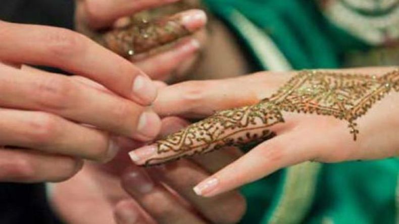 مغربي يحلق شعر زوجته ويعذبها بلا رحمة!