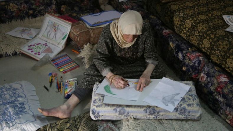 عجوز فلسطينية تحقق الشهرة بإبداعها في فنّ الرسم
