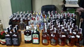 يُخبّئ 1000 قارورة خمر بجانب محجرة لترويجها في سعيدة