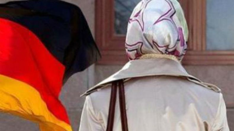 ألمانيا.. سائق قطار يمنع فتاة محجبة من الركوب