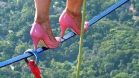 أمريكية تمشي على الحبل بارتفاع 840 مترا.. وبالكعب العالي!