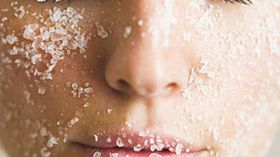 هذا ما يحدث لوجهك إن وضعت عليه السكر؟!