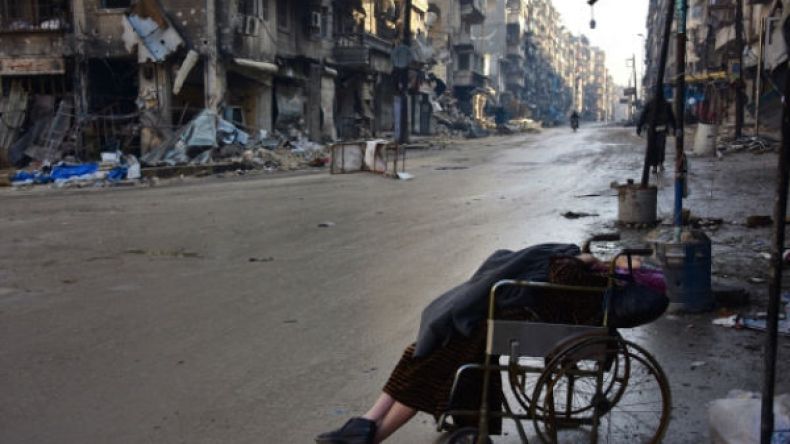 مسنَّة تموت على كرسيها المتحرِّك في شوارع حلب.. ولا منقذ!