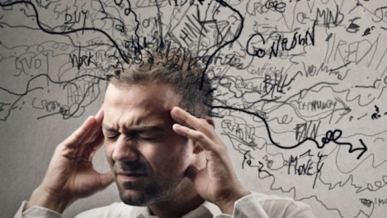 أنا مصاب بالانفصام.. هل من امرأة تفهمني!