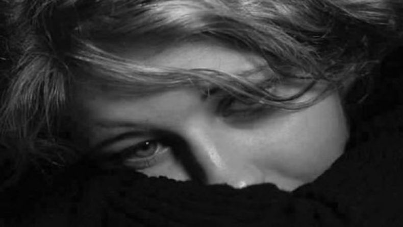 ابنتي أهدت قرطي الذهبي لصديقتها.. ماذا أفعل معها؟!